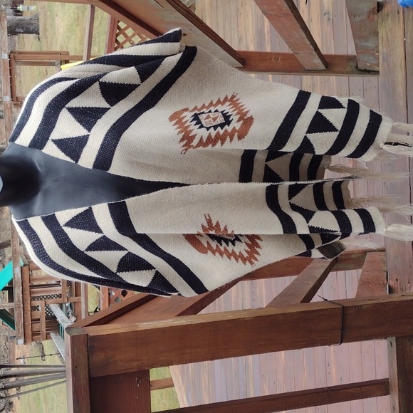 debut Fringed Knit Poncho with Geometric Pattern Size Small - Picture 1 of 10